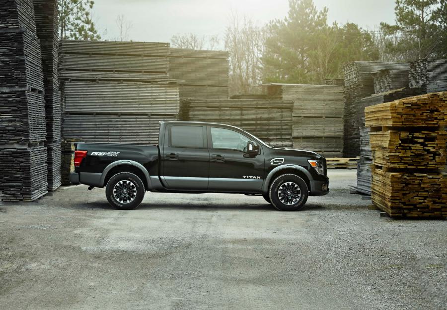  Nissan Titan PRO-4X Crew Cab 2016 года  (фото 12 из 15)